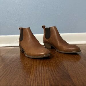 FRYE AND CO. Tan Leather Ankle Booties